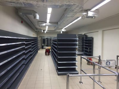 Levering av nytt butikkutstyr - butikkhyller - Toppbutikk, Viesturu prospekts